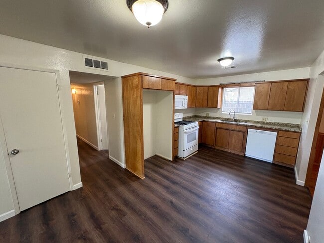 Building Photo - Corner lot home near Shopping Center Available Now!