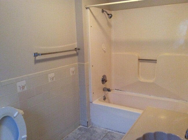 Building Photo - Roomy 2 bedroom 1 bath home