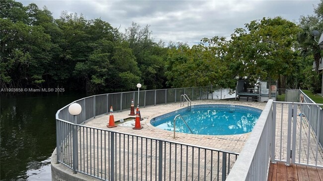 Building Photo - 1860 Venice Park Dr