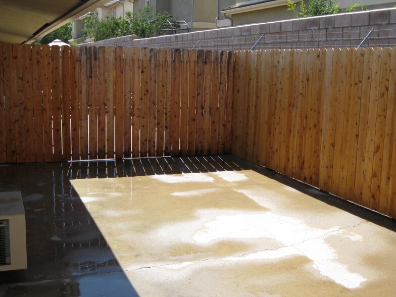 Building Photo - 633 N Fig St