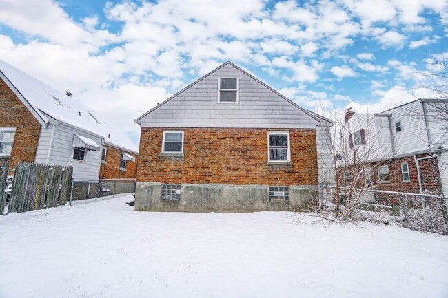Building Photo - Four Bedroom Available!