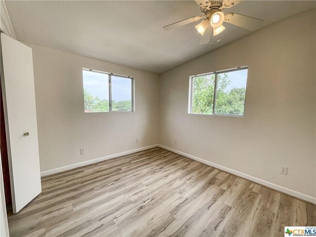 Building Photo - 668 Creekside Dr
