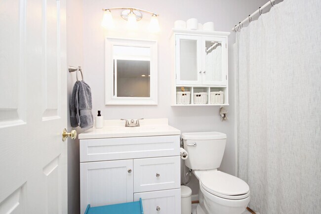 Building Photo - Pet-Friendly End-Unit Ridgecrest Townhome