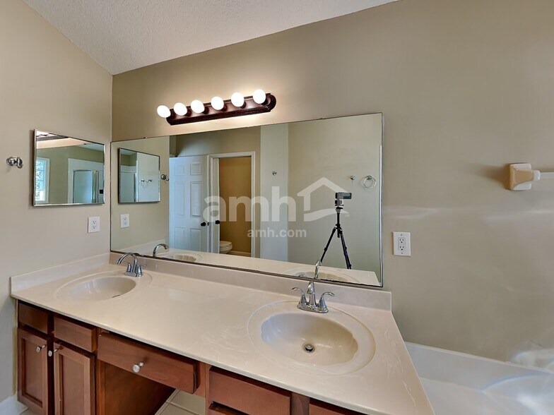 Building Photo - 805 Putters Green Way N