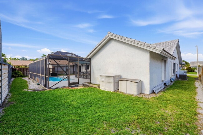 Building Photo - 9284 Laurel Green Dr