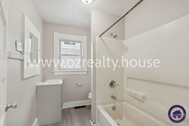 Building Photo - 3241 Cherry St