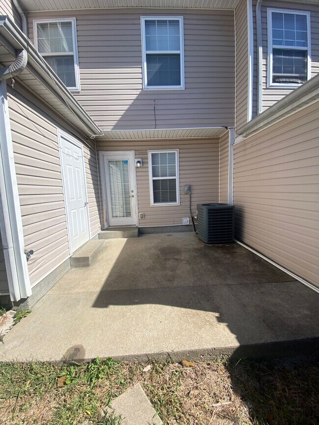 Building Photo - Available Now! 2 Bed, 2.5 Bath Townhome in The Cottages Of Lake Forest