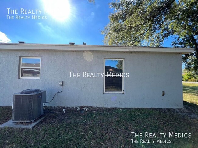 Building Photo - Charming 2 BD/2 BA Unit in Ocala!  END UNIT!