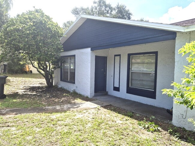 Building Photo - 2 bedroom 1 bath - Move in special