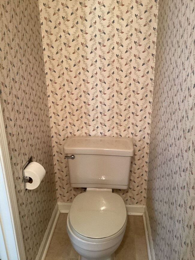 Building Photo - Well-Maintained 3-Bedroom End Unit Townhom...
