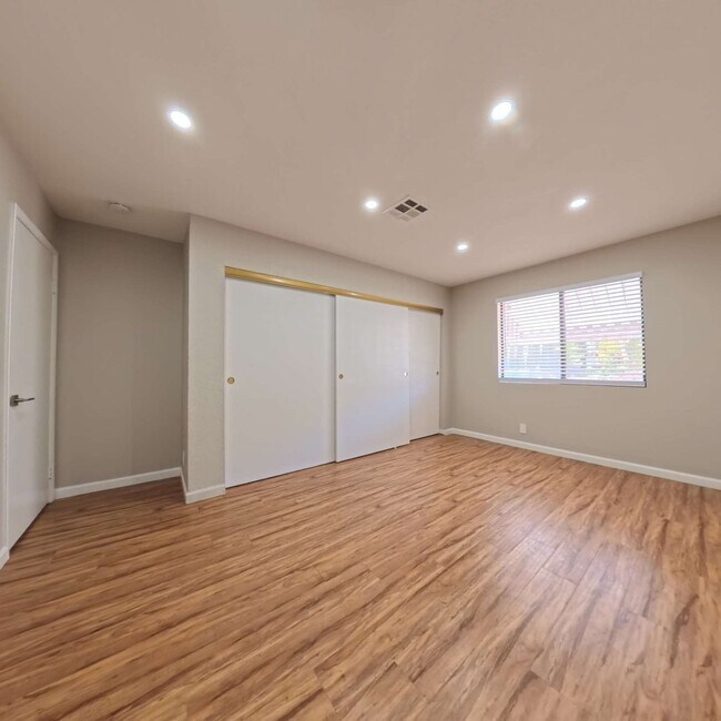 Building Photo - Stunning 2-Bedroom Condo 2nd Floor at The Lakes!