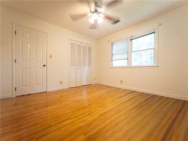 Building Photo - 965 Millbrook Ct