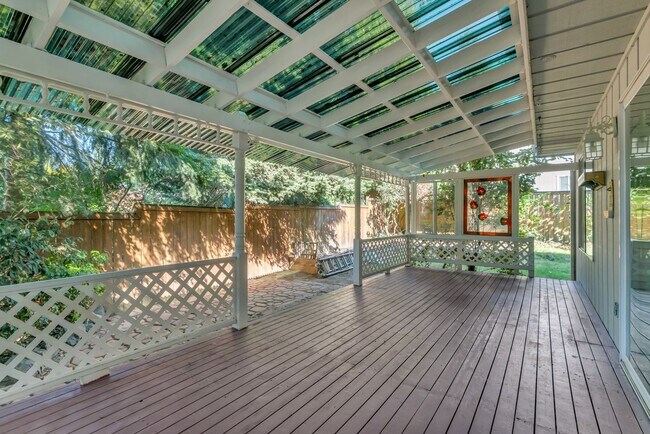 Building Photo - 3-bedroom, 2.5-bathroom home located in Fe...