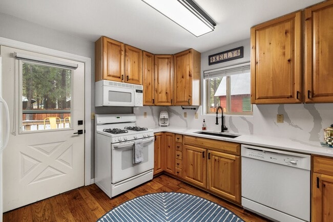 Building Photo - Beautiful Al Tahoe Home in South Lake Taho...