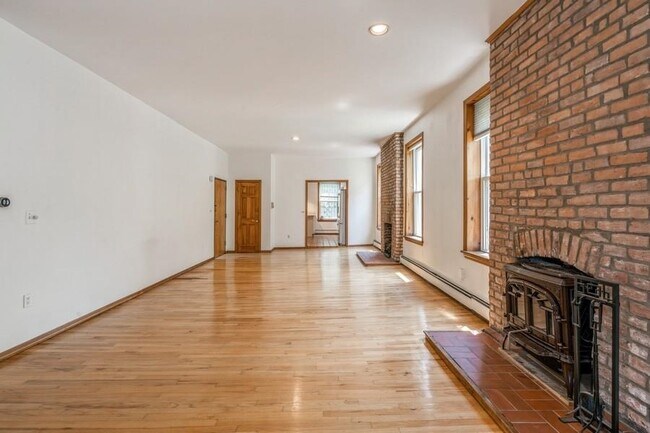Building Photo - 212 Warren St