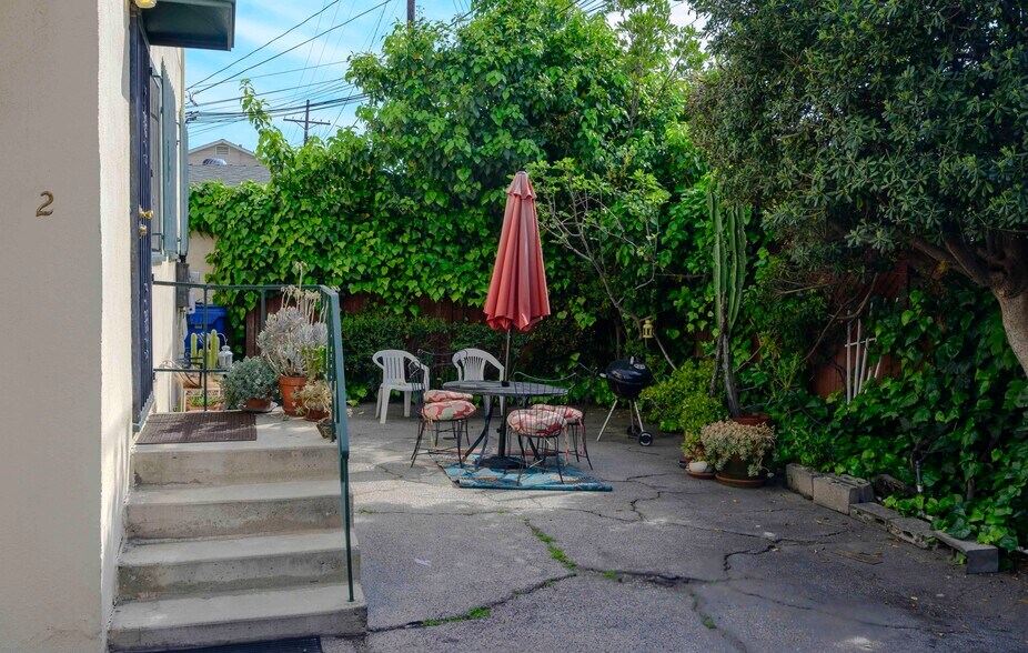 Patio at back of building - 835 N Wilton Pl