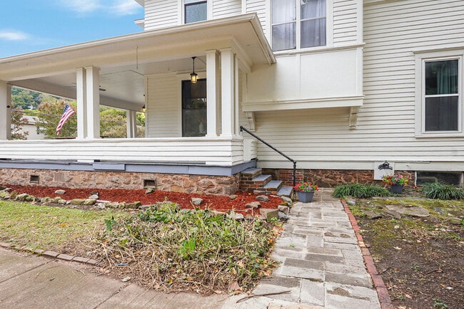 Building Photo - 1402 17th St S