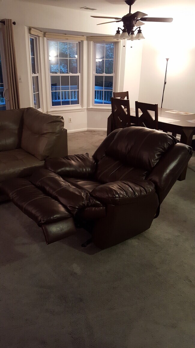 Building Photo - 105 Olympic Ct