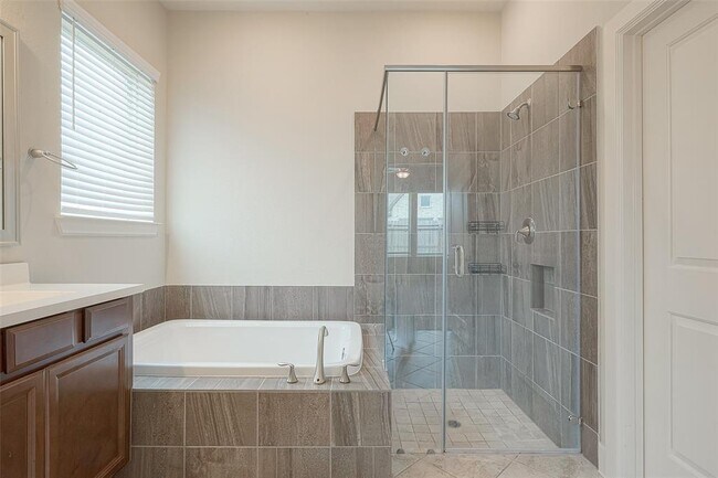 Building Photo - 402 Jolly Ginger Dr