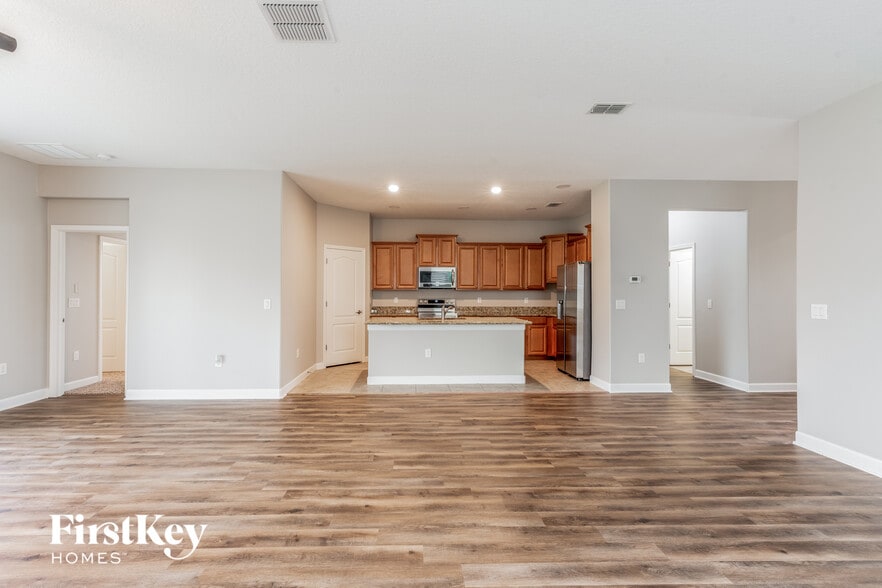 Building Photo - 20241 Merry Oak Ave