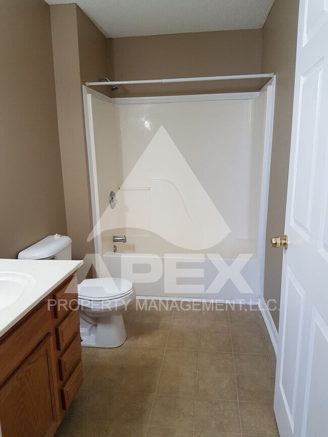 Building Photo - MOVE-IN SPECIAL,NO RENT TIL MAY 1ST! - NICE 3 Bd | 2 Ba Top Floor Condo in West Knoxville!