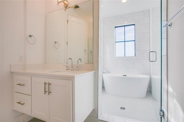 Building Photo - 112 E Oscar Dr