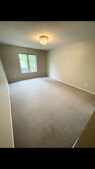 Building Photo - 2457 N Lynndale Dr