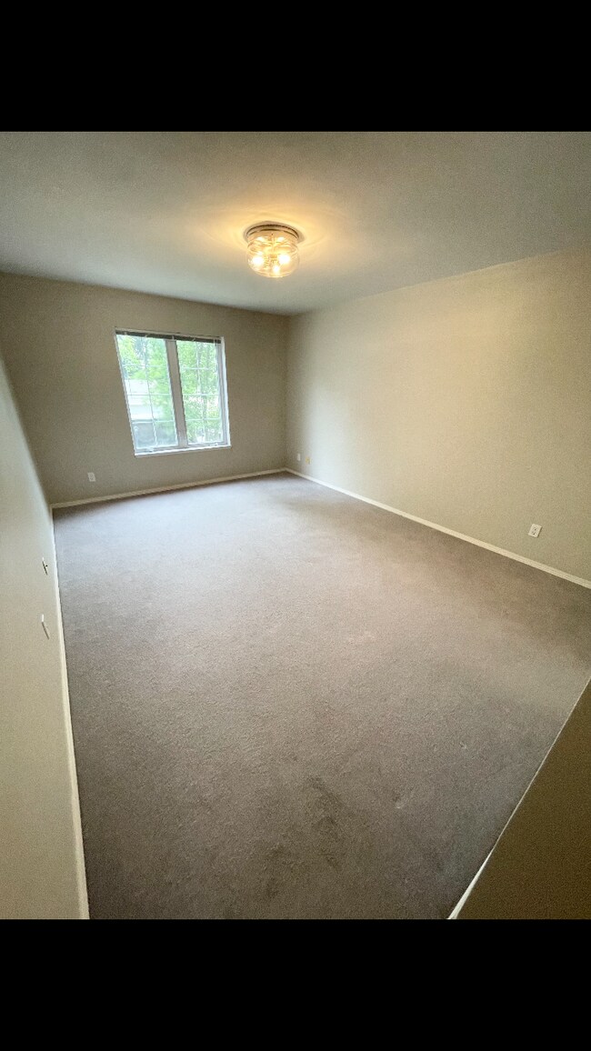 Building Photo - 2457 N Lynndale Dr