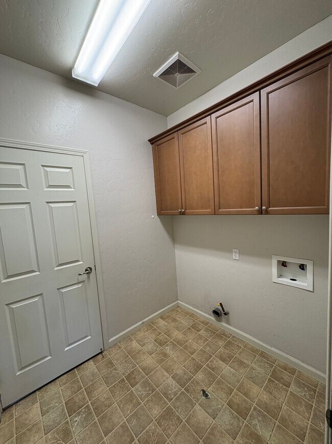 Building Photo - Lovely home available now!