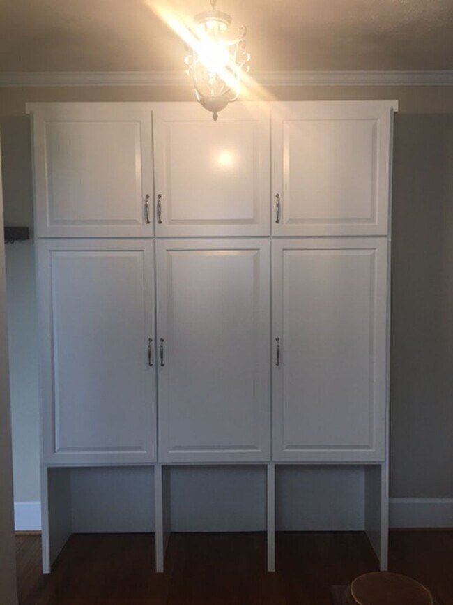 Building Photo - Kentucky mansion overlooking horse farm with stunning views    260323