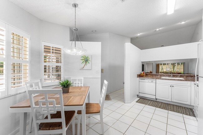 Building Photo - 8084 Summer Shores Dr