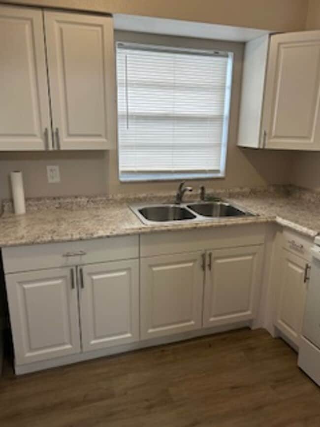 Building Photo - 2/1 available now!