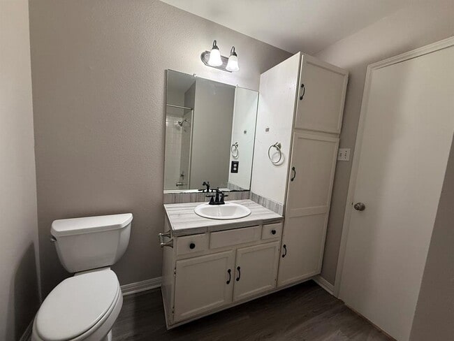 Building Photo - 1904 Alex Ave