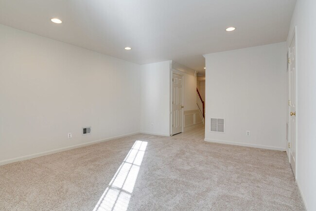 Building Photo - 6327 Dunn Ct