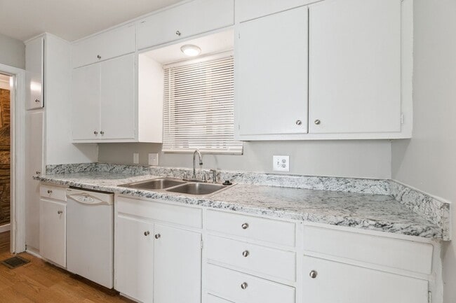 Building Photo - 3 bed, 1 bath home in the Village