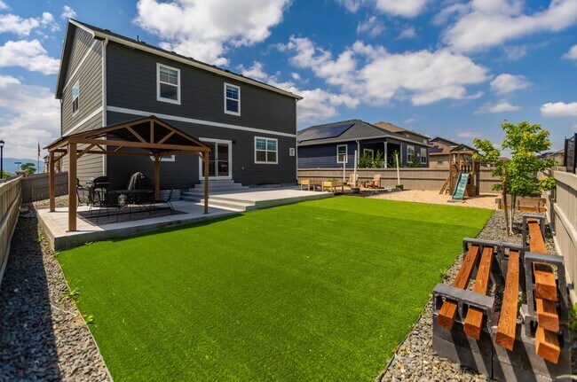 Building Photo - Stunning 4BR House in Berthoud