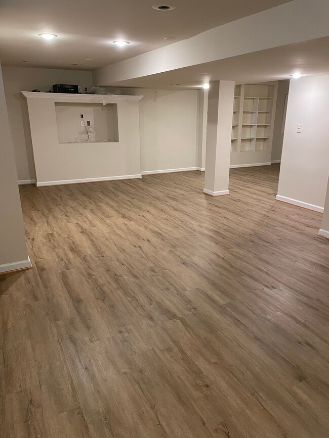 Building Photo - 210 Earhart Ct