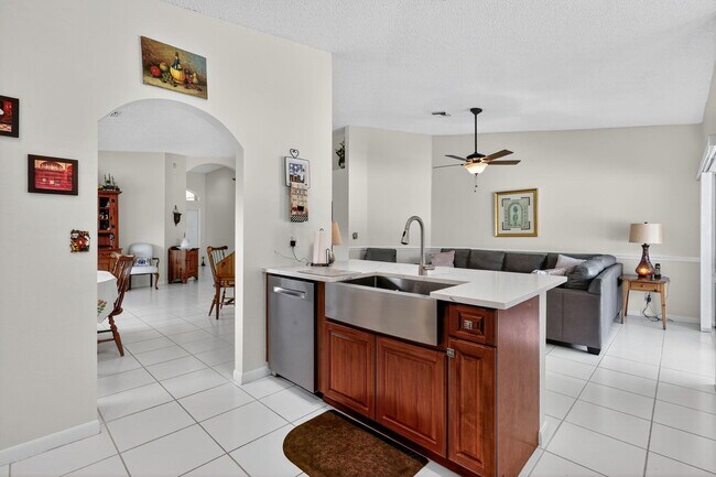 Building Photo - 1520 S Club Dr