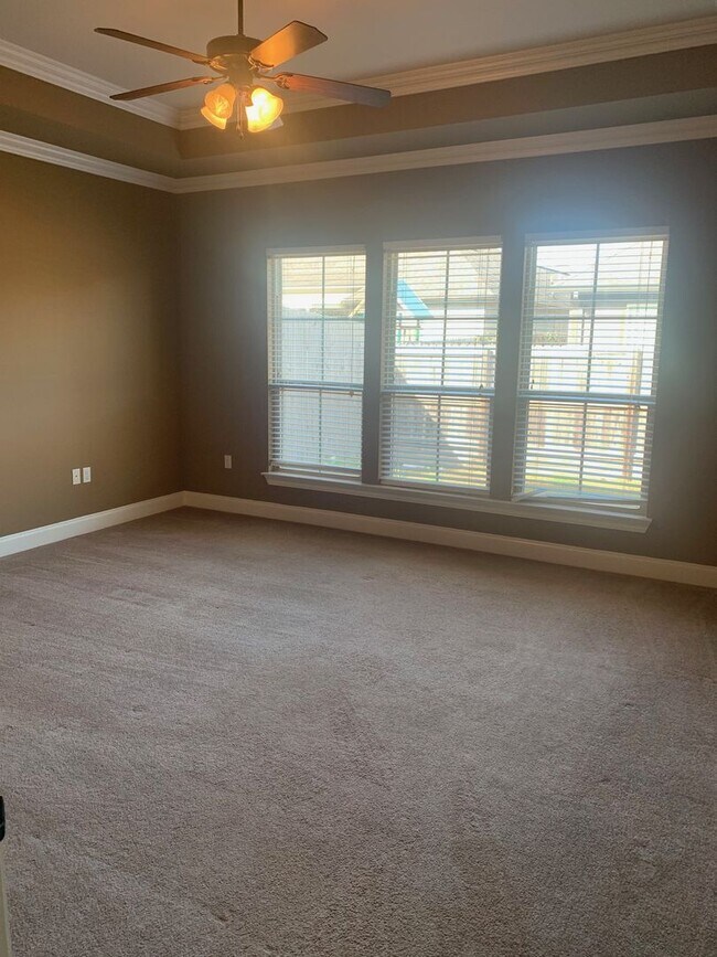 Building Photo - 4BR/3BA