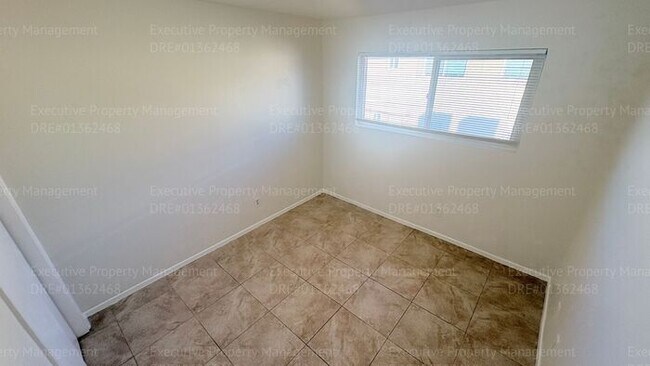 Building Photo - 2 bedroom 1.5 bathroom townhome near shopping centers and hospital! Located in the 93305 zip code...