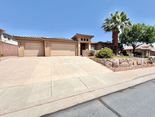 Building Photo - 4 bed, 2 bath home in the quiet and desirable Castle Rock subdivision.  **PET FRIENDLY**