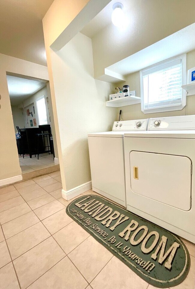 Building Photo - 319 S Olive St