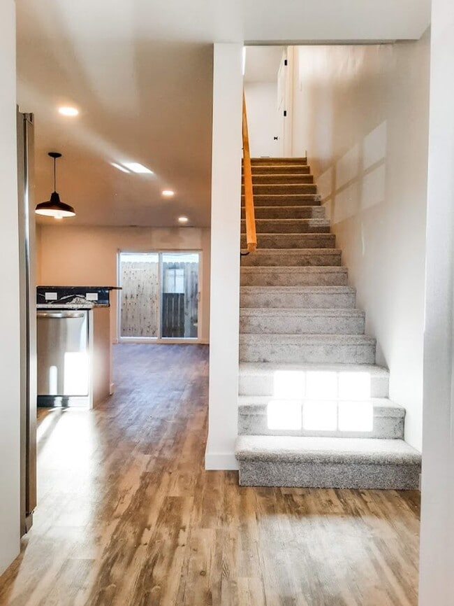 Building Photo - NEW 2 BED / 1.5 BATH TOWNHOME