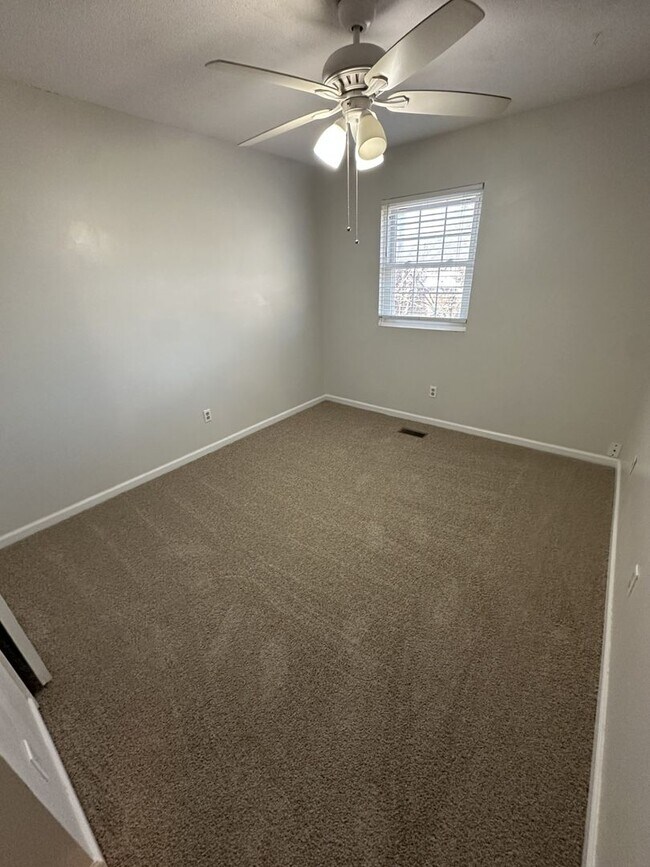 Building Photo - 3 Bedroom 2.5 Bathroom Condo!