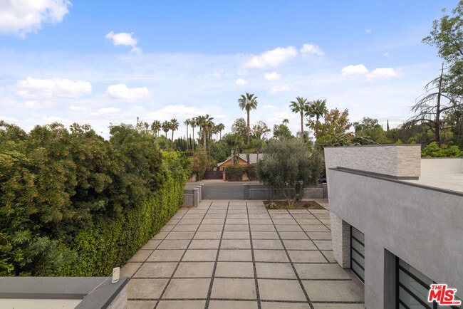 Building Photo - 5365 Vanalden Ave