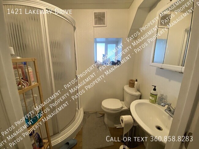 Building Photo - 1421 Lakeway Dr