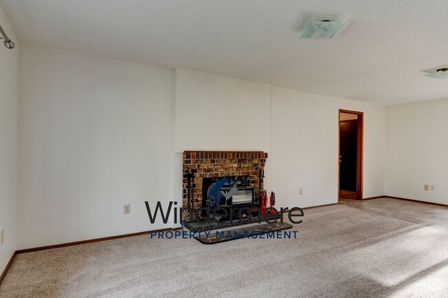 Building Photo - 4 Bedroom 2.5 Bathroom Home Close to West ...