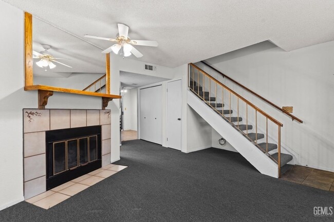 Living room - 4600 Beechwood St