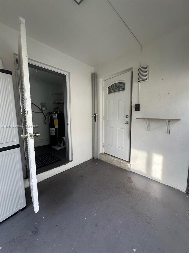 Building Photo - 116 SE 9th Ct