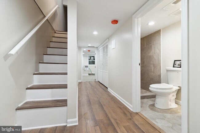 Building Photo - 912 N Milton Ave